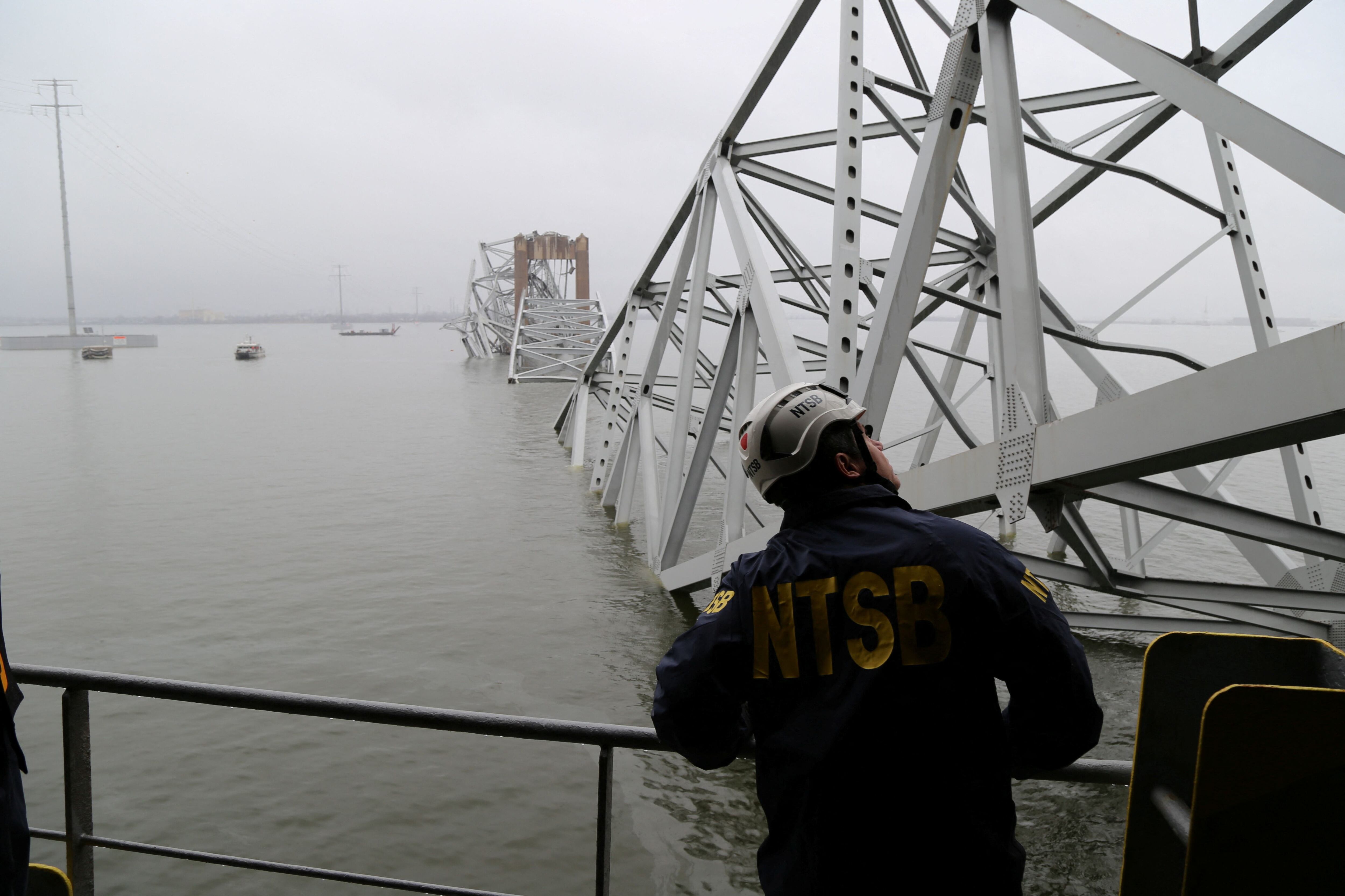 Un investigador estadounidense observa el puente desde el buque (Reuters)