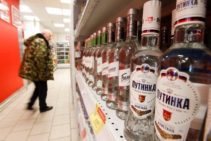 La viceprimera ministra de la Federación Rusa Tatiana Golikova recomendó bajar el consumo tanto de bebidas alcohólicas como de fármacos dentro de los primeros 42 días después del primer pinchazo (REUTERS/Maxim Shemetov/File Photo)