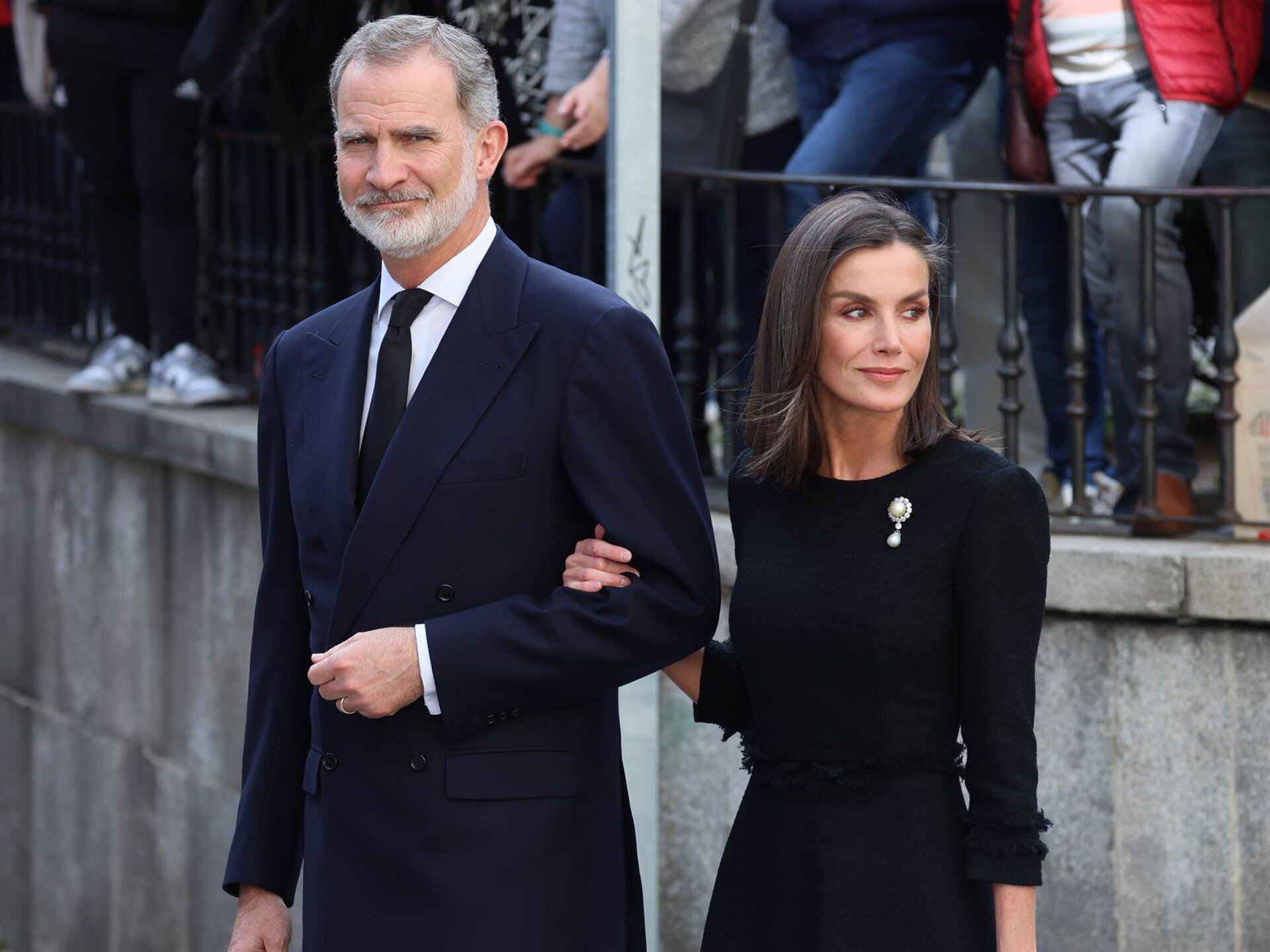 Los reyes Felipe y Letizia, junto al Rey Juan Carlos de nuevo, recuerdan a Fernando Gómez Acebo