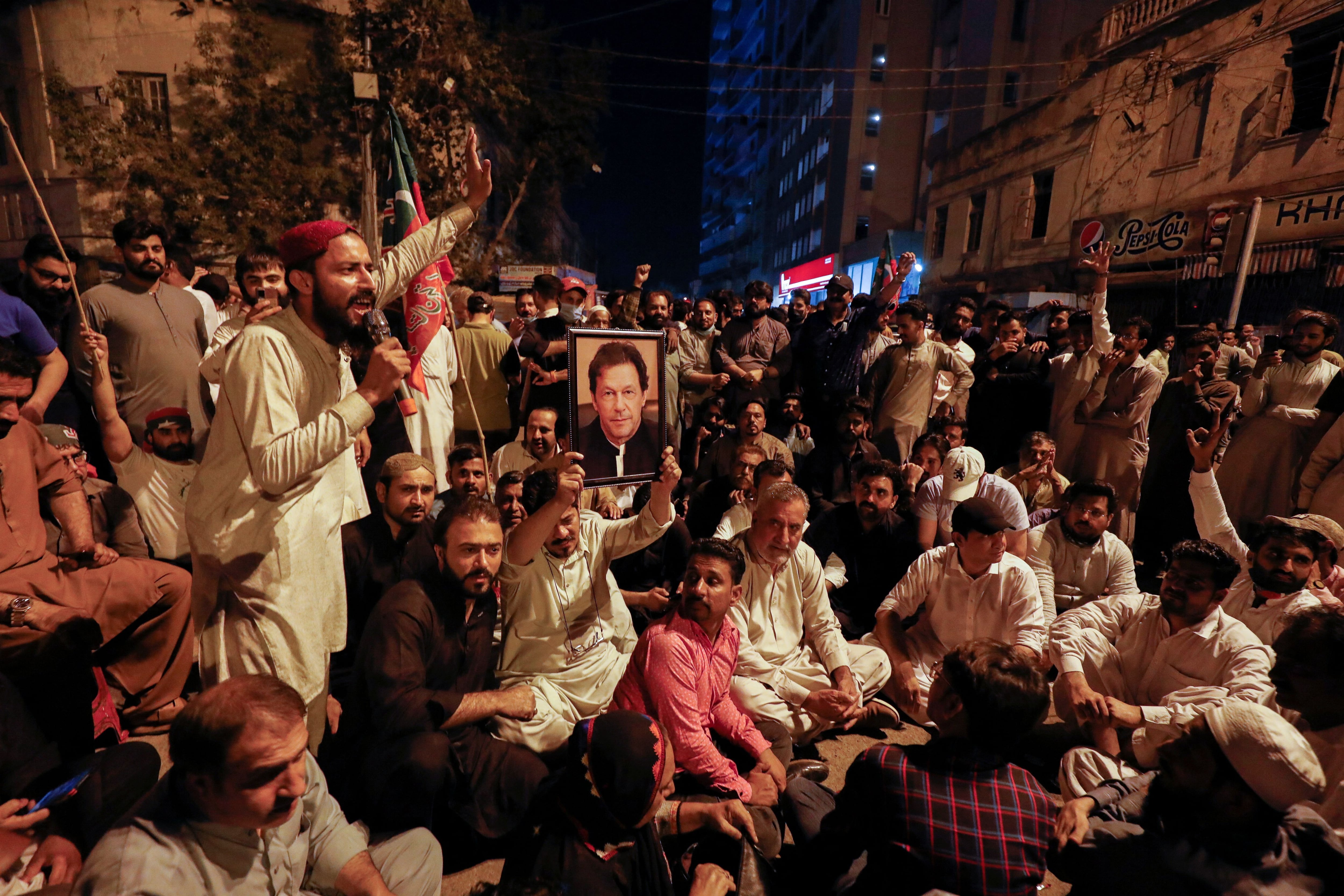 Khan llamó a sus seguidores a “tomar las calles” (REUTERS/Akhtar Soomro)