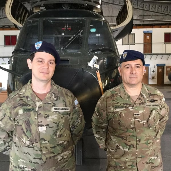 El subteniente Mariano Sciaroni y el coronel Luis Bennardi, responsables de la investigación sobre el helicóptero Alfa Eco 505