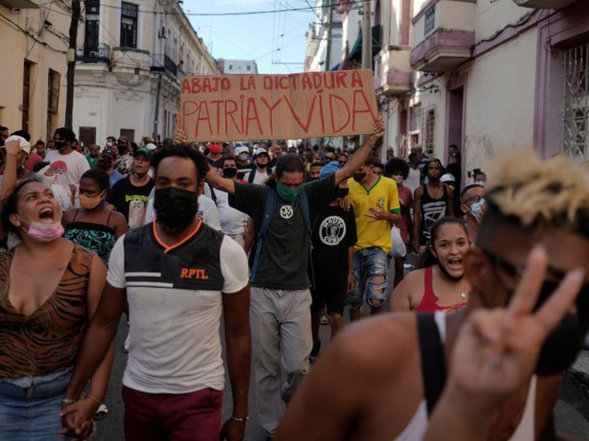 Un grupo de intelectuales respaldó la prohibición de las marchas contra el  régimen cubano: “Son subversivas” - Infobae