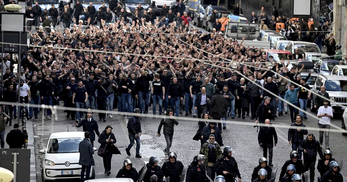 Frankfurt fans clash with police in Naples