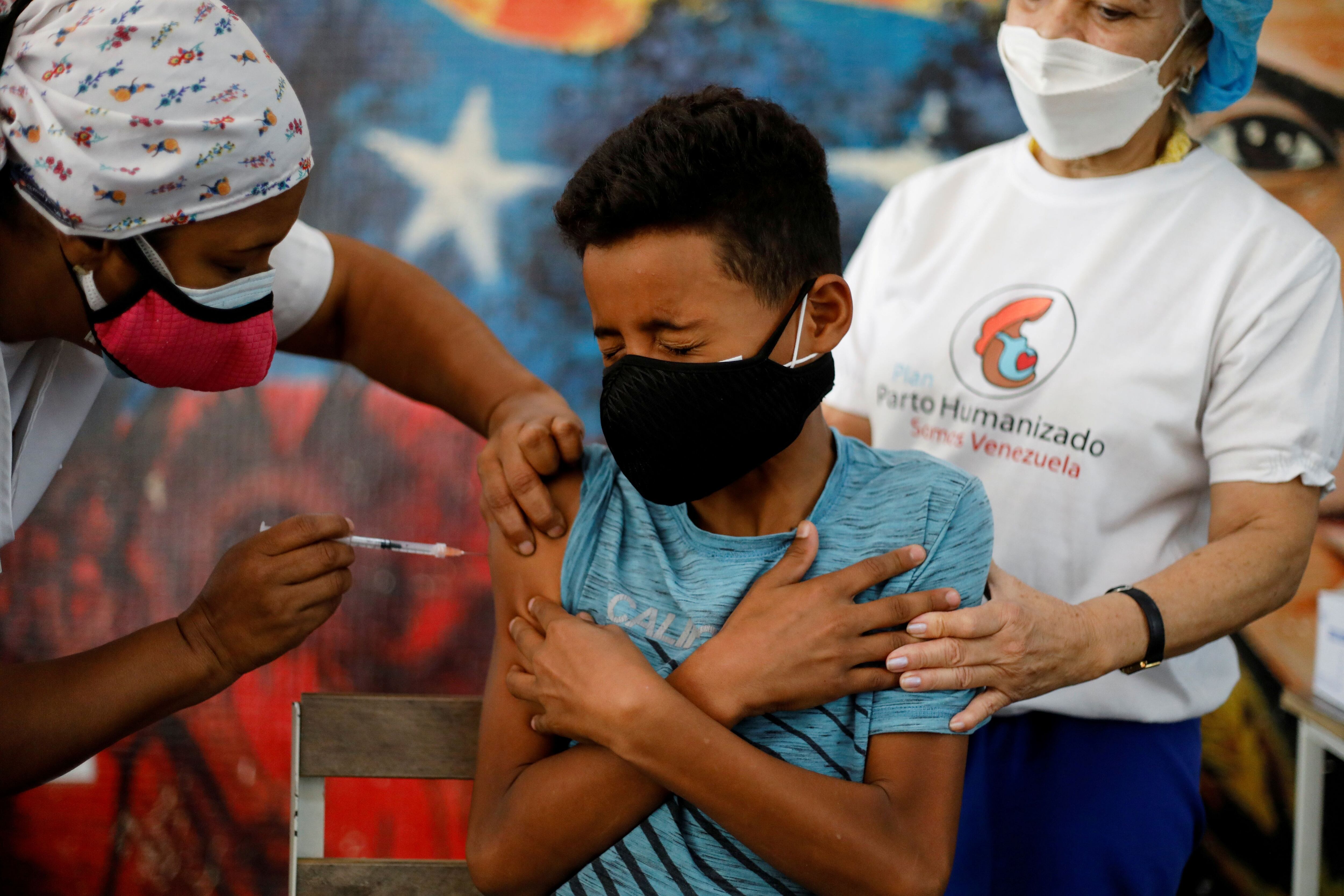 Un estudiante de escuela pública recibe una dosis de la vacuna Sinopharm contra el coronavirus en Caracas, Venezuela (REUTERS/Leonardo Fernandez Viloria)