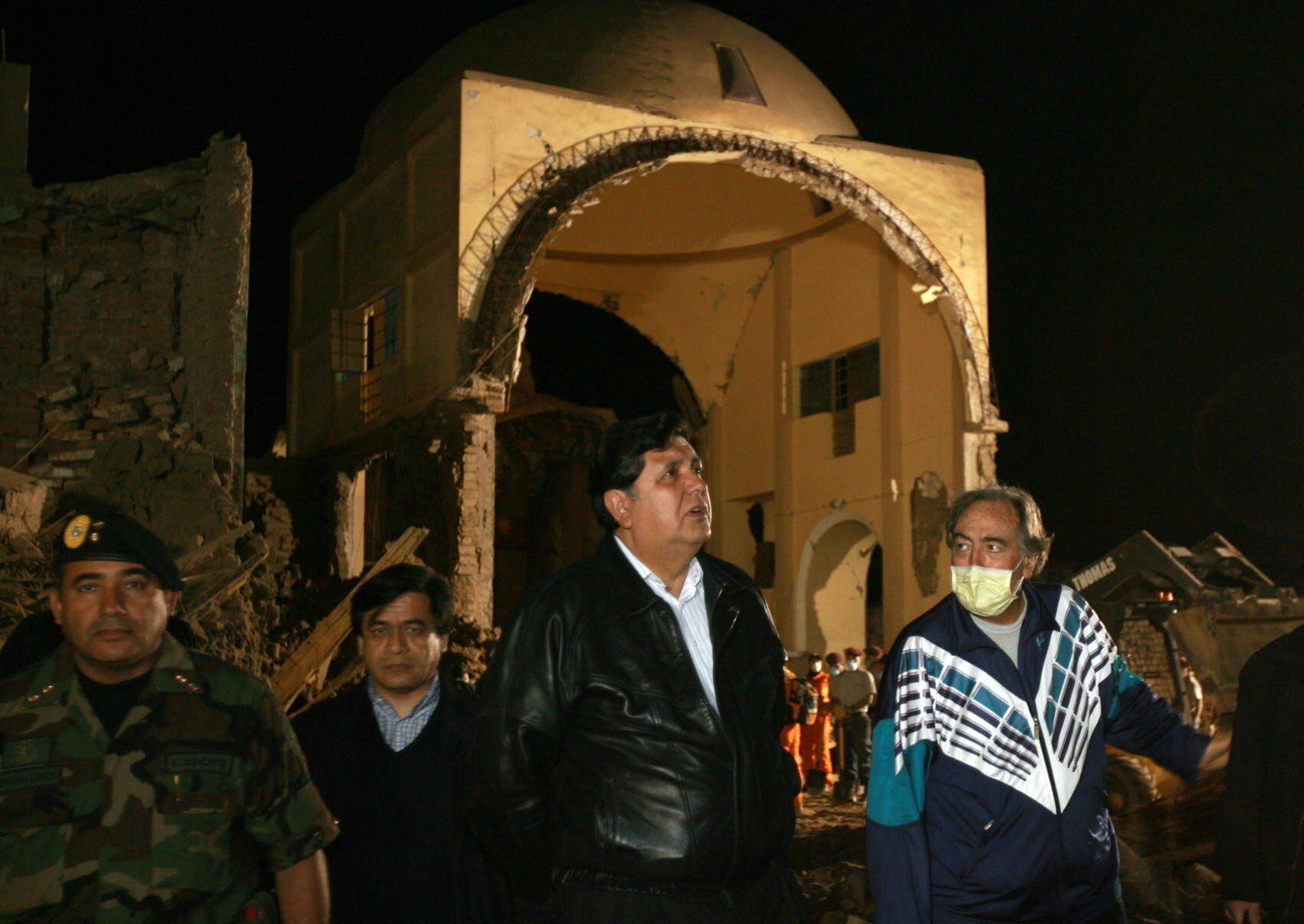 El presidente Alan García realizó inspección de la magnitud de desastre que dejó el terremoto en Pisco. (EFE)