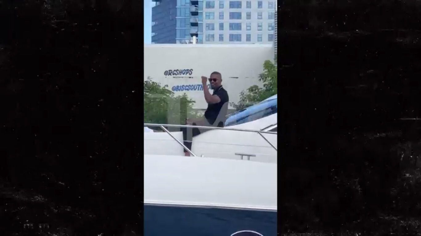 Jamie Foxx aprovechó el día caluroso y paseó en un yate en el río Chicago, donde saludó a sus seguidores.