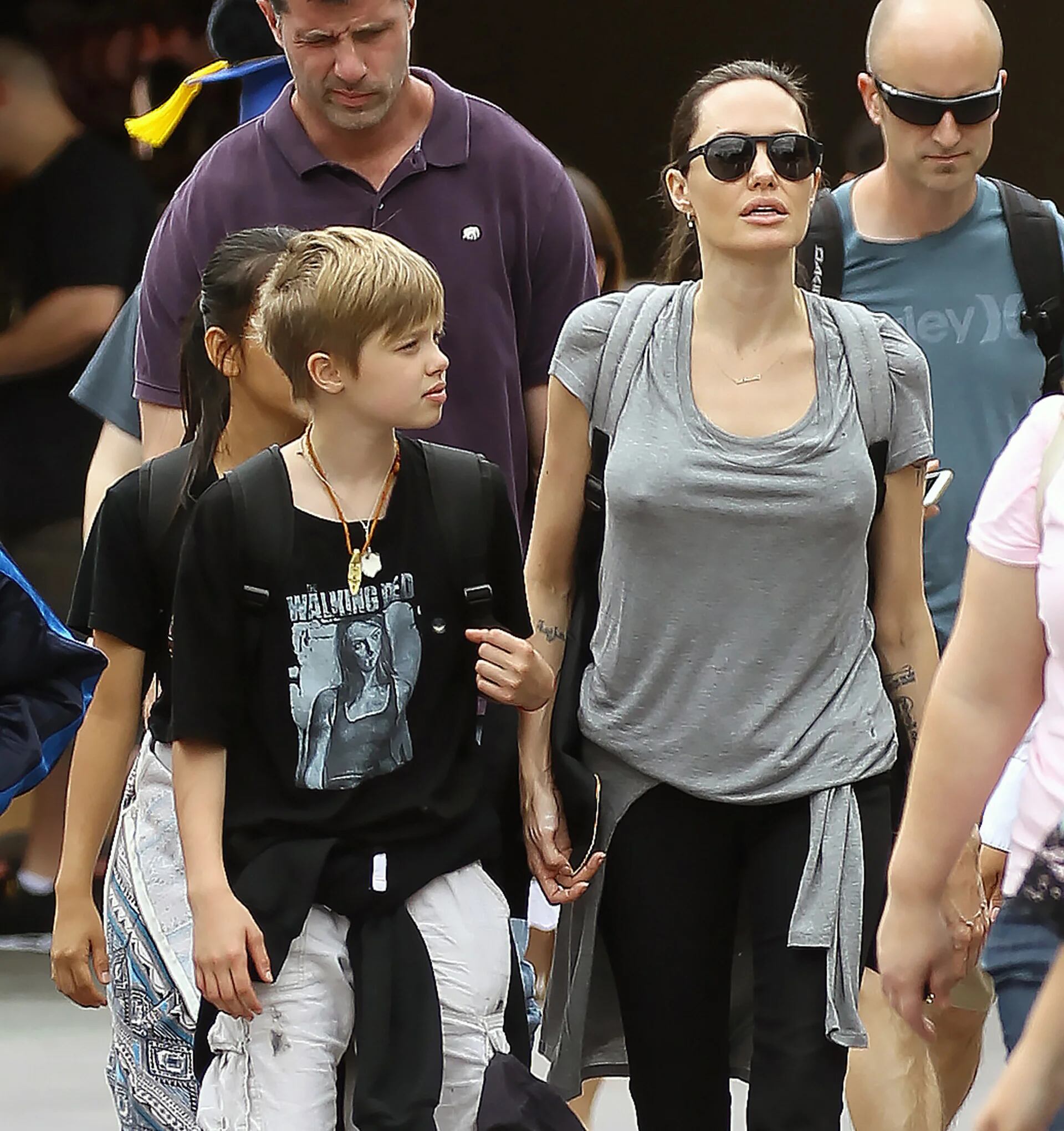 Angelina Jolie con sus hijos en Disney