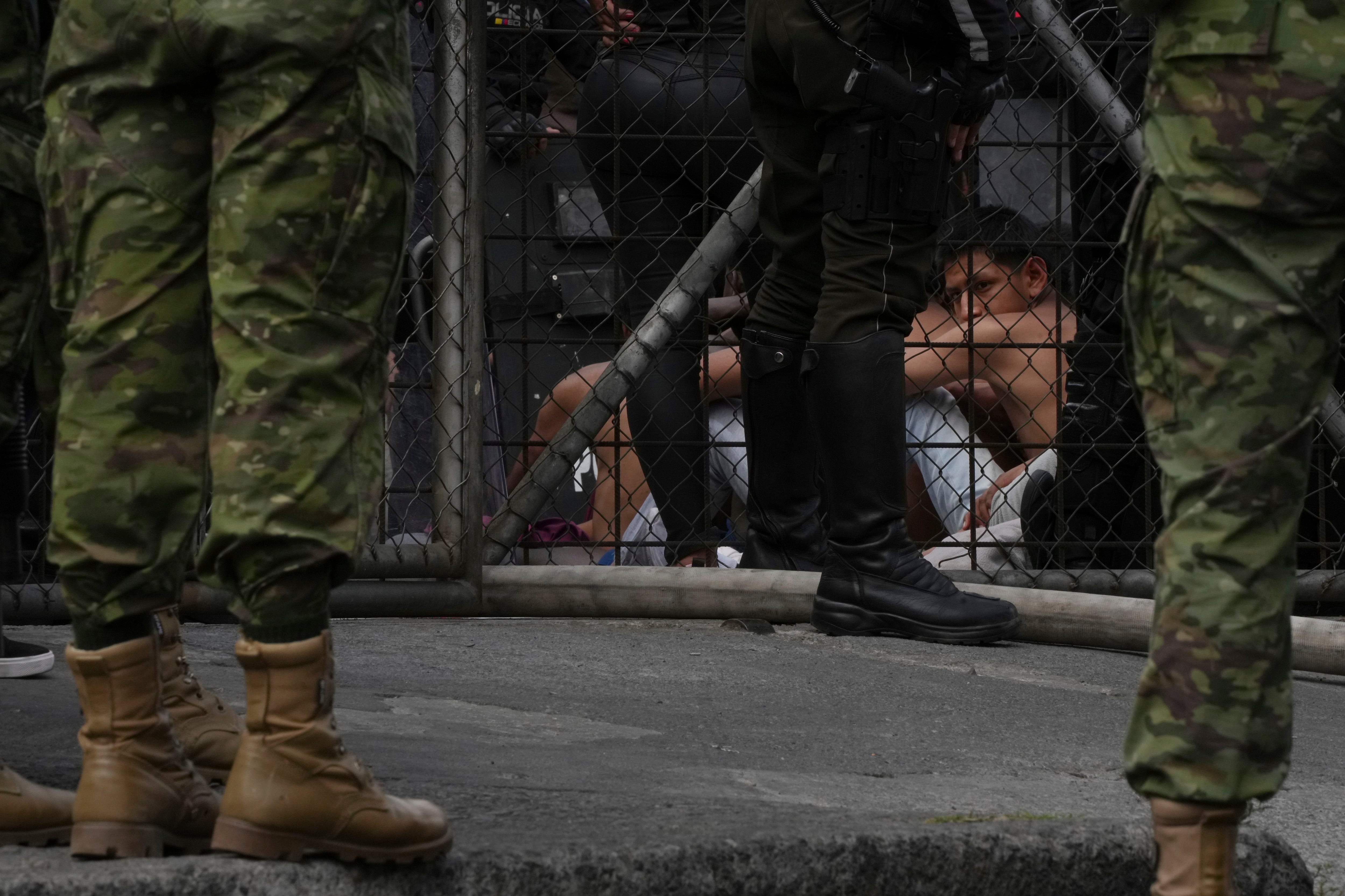 El gobierno de Guillermo Lasso atribuyó esta serie de atentados a la intervención realizada en la prisión de Latacunga para requisar armas y a una serie de traslados de presos. (AP)