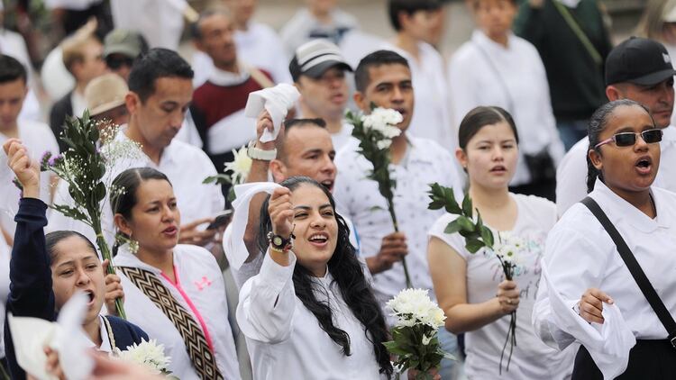 Los manifestantes se movilizaron con flores blancasÂ (REUTERS/Luisa Gonzalez)