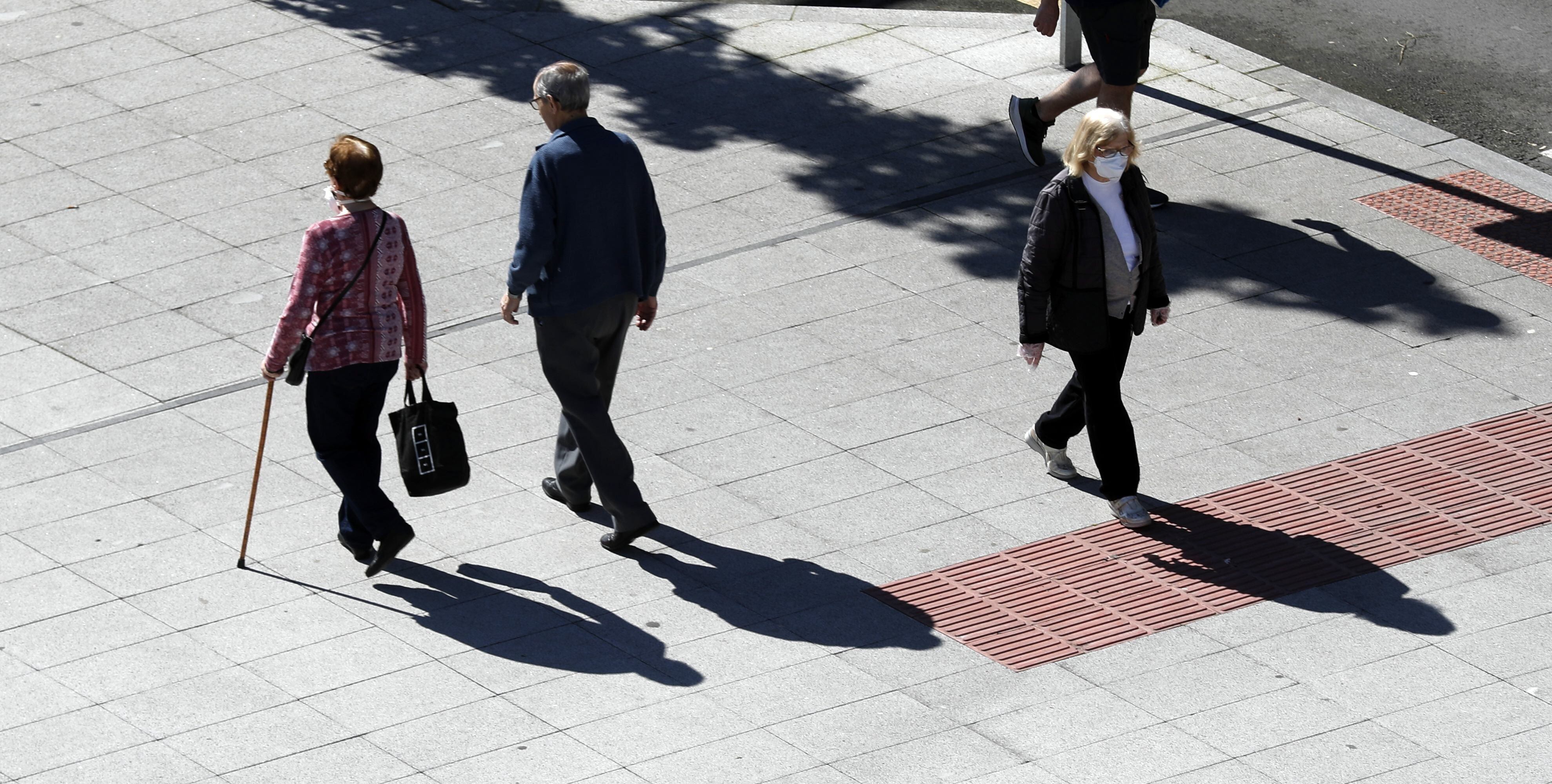 Los jubilados con la mínima cobrarán un bono además del aumento por la fórmula de movilidad. EFE