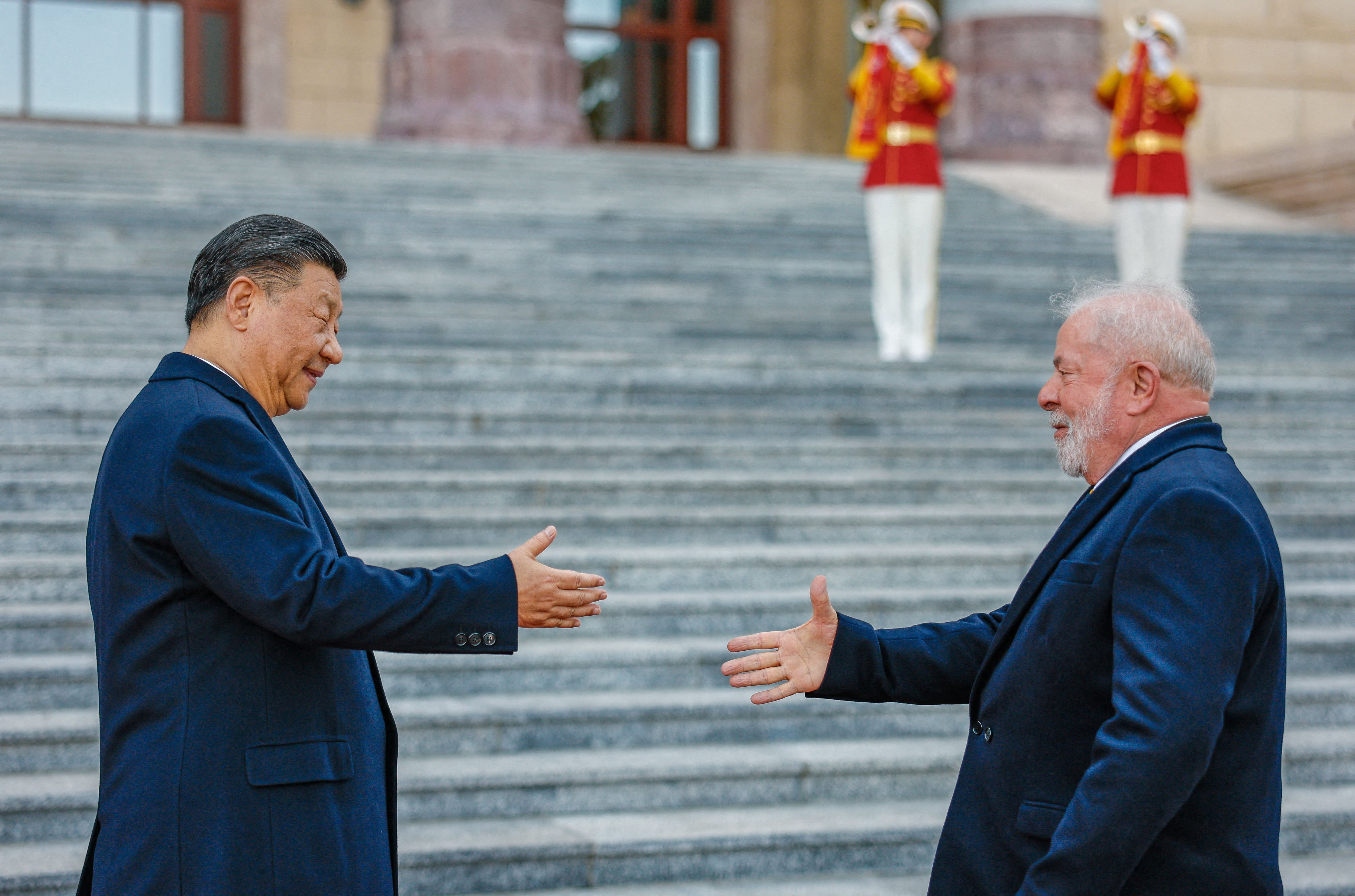 Xi Jinping y el presidente de Brasil, Lula Da Silva, se saludan durante un acto que se realizó en abril en Beijing (Foto: Ricardo Stuckert/Brazil Presidency)