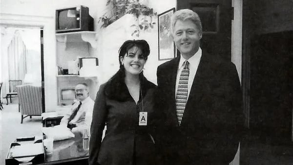 Lewinsky junto a Bill Clinton en la Casa Blanca