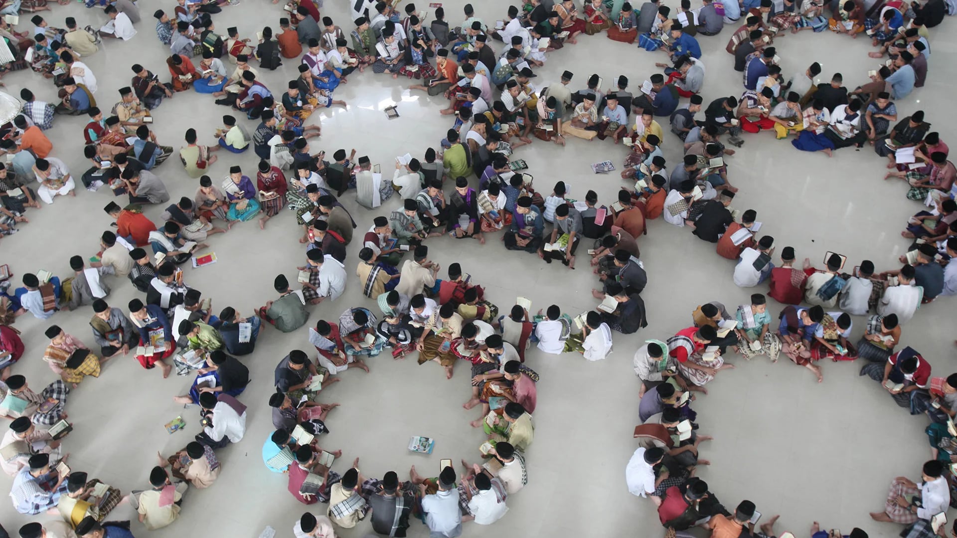 Los estudiantes recitan el Corán durante las horas sagradas del primer día de Ramadán (AP)