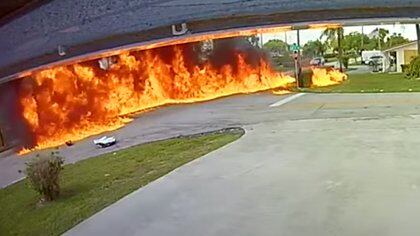 La avioneta se incendió debido al combustible derramado Foto: (Impresión de pantalla Twitter @fl360aero)