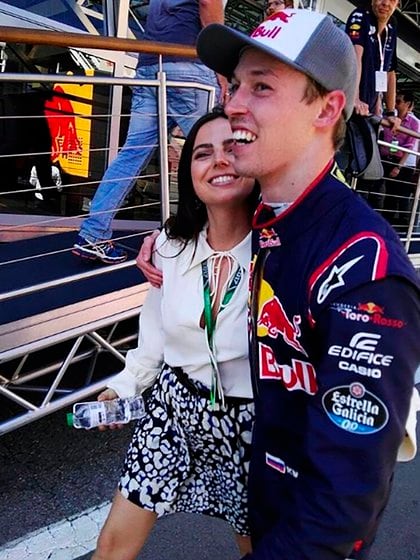 Kelly Piquet y Daniil Kvyat en España 2019. Sonríen por el noveno puesto del ruso que le dio puntos a Toro Rosso (IG: danydk1).