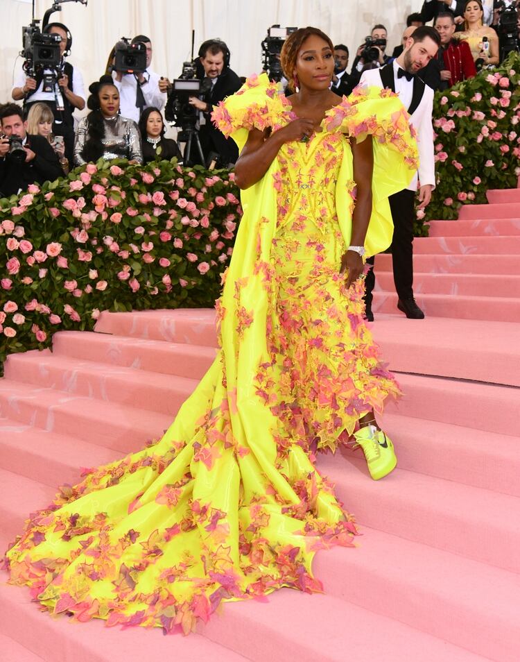 Serena Williams llega a la gala benéfica del Instituto del Vestido del Museo Metropolitano de Arte para celebrar la inauguración de la exposición “Camp: Notes on Fashion” el lunes 6 de mayo de 2019 en Nueva York. (Foto Charles Sykes/Invision/AP)