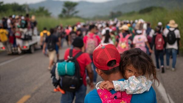 Muchos de los viajantes son padres con niños (REUTERS/Adrees Latif)