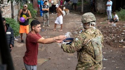 En el partido bonaerense de La Matanza se concentra la mayor cantidad de comedores y merenderos del conurbano. En ese distrito el Ejército aún continúa cocinando y distribuyendo biandas calientes