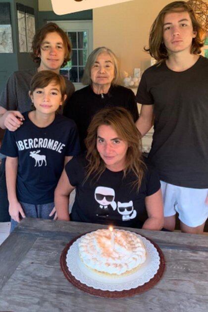 Nancy junto a su mamá y sus hijos en una foto del último verano