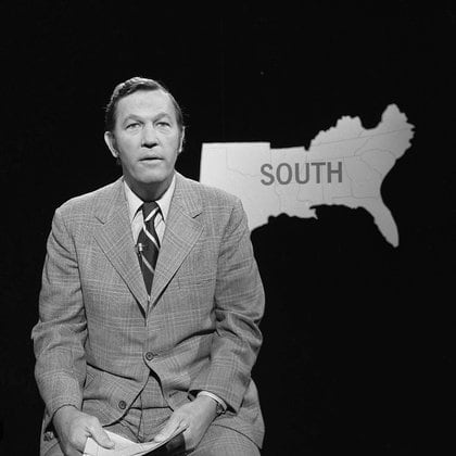 Roger Mudd posa antes de la Noche de las Elecciones de 1974 el 8 de octubre de aquel año. Murió este martes 8 de marzo en su casa de Virginia a los 93 años (Reuters)