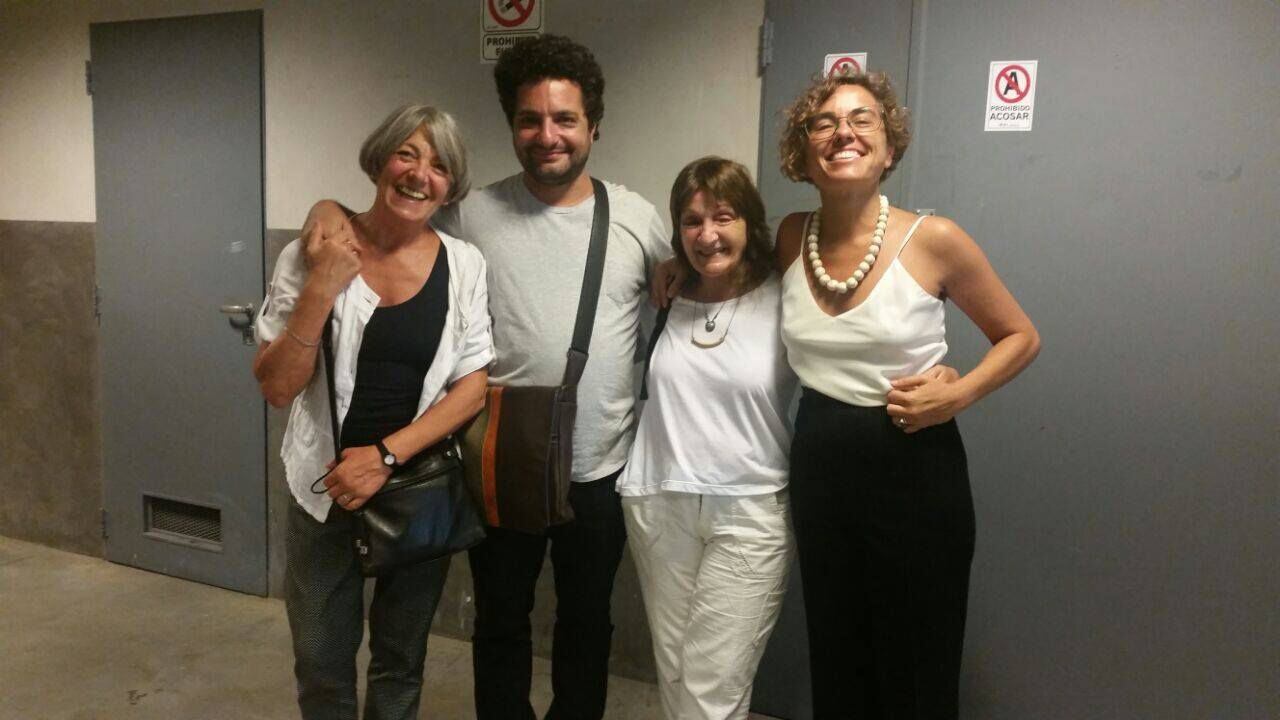 Foto del día en que declararon Josefina Giglio y su hermano Francisco, en 2017. Están junto con dos de las mejores amigas de su mamá: Thelma Veleda y Graciela Bohovlasky. Josefina lleva puesto el collar de Vibel. (Gentileza Josefina Giglio) 