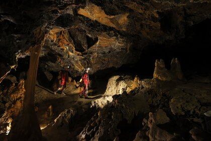 Miembros del equipo explorando el interior de la cueva. Facebook: Adaptation Institute, Research and do Tank