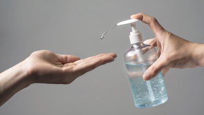 El desinfectante para manos es una excelente herramienta para mantener nuestras manos limpias mientras estamos fuera de casa (Shutterstock)