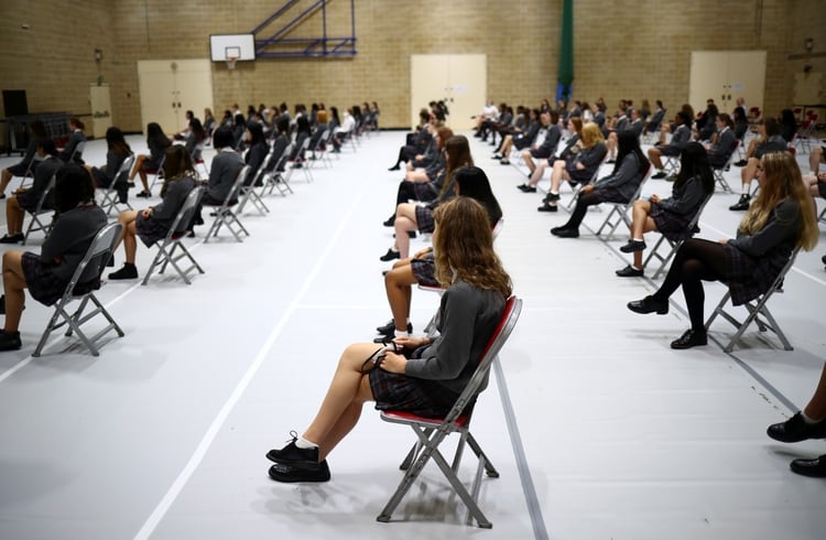 La reapertura de escuelas es, por tanto, un elemento clave en el proceso de recuperación, por los beneficios que trae, pero sigue siendo un tema de controversia (REUTERS)