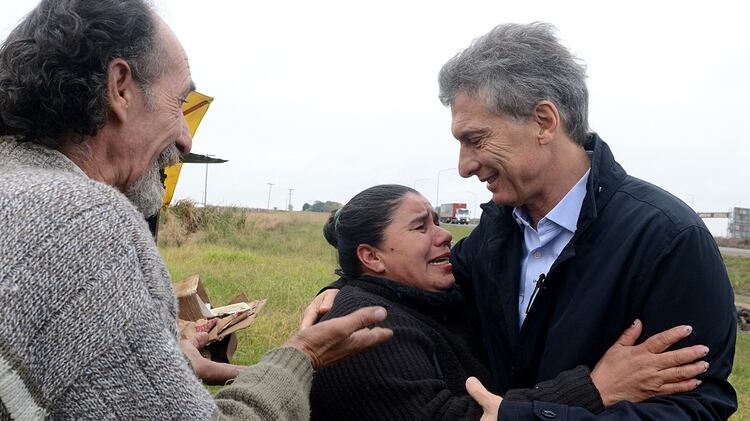 El emotivo abrazo del encuentro entre Mauricio Macri y el vendedor de tortas asadas.