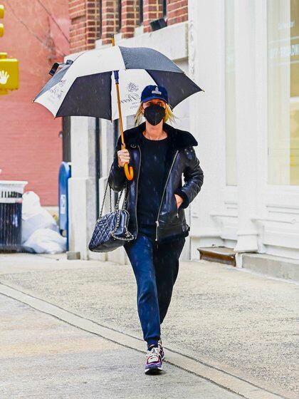 Nicky Hilton dio un paseo bajo la lluvia de Nueva York. Se protegió con un paraguas y lució una exclusiva cartera de Chanel