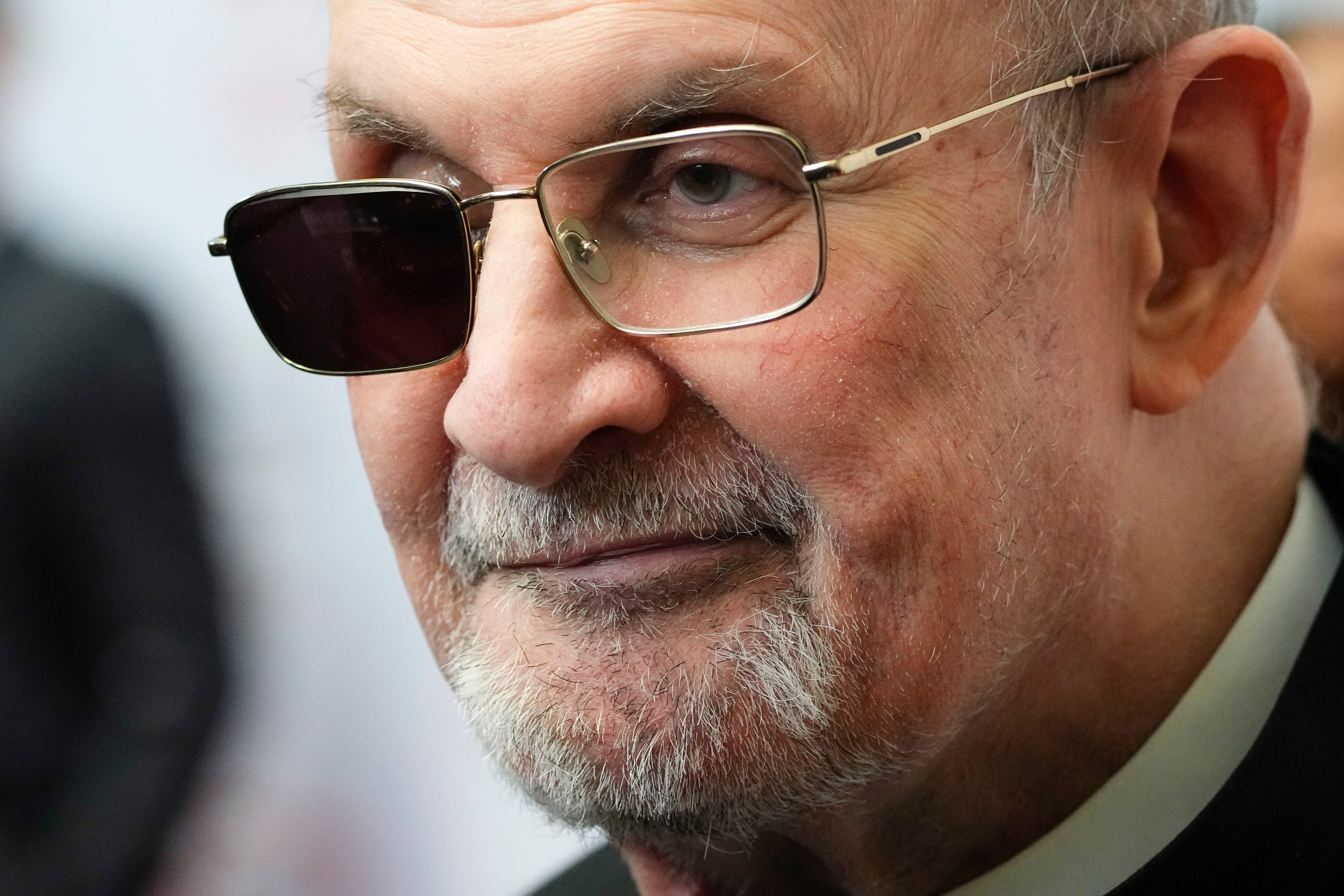 Salman Rushdie en mayo, meses después del ataque en el que perdió un ojo. (AP/Frank Franklin II)