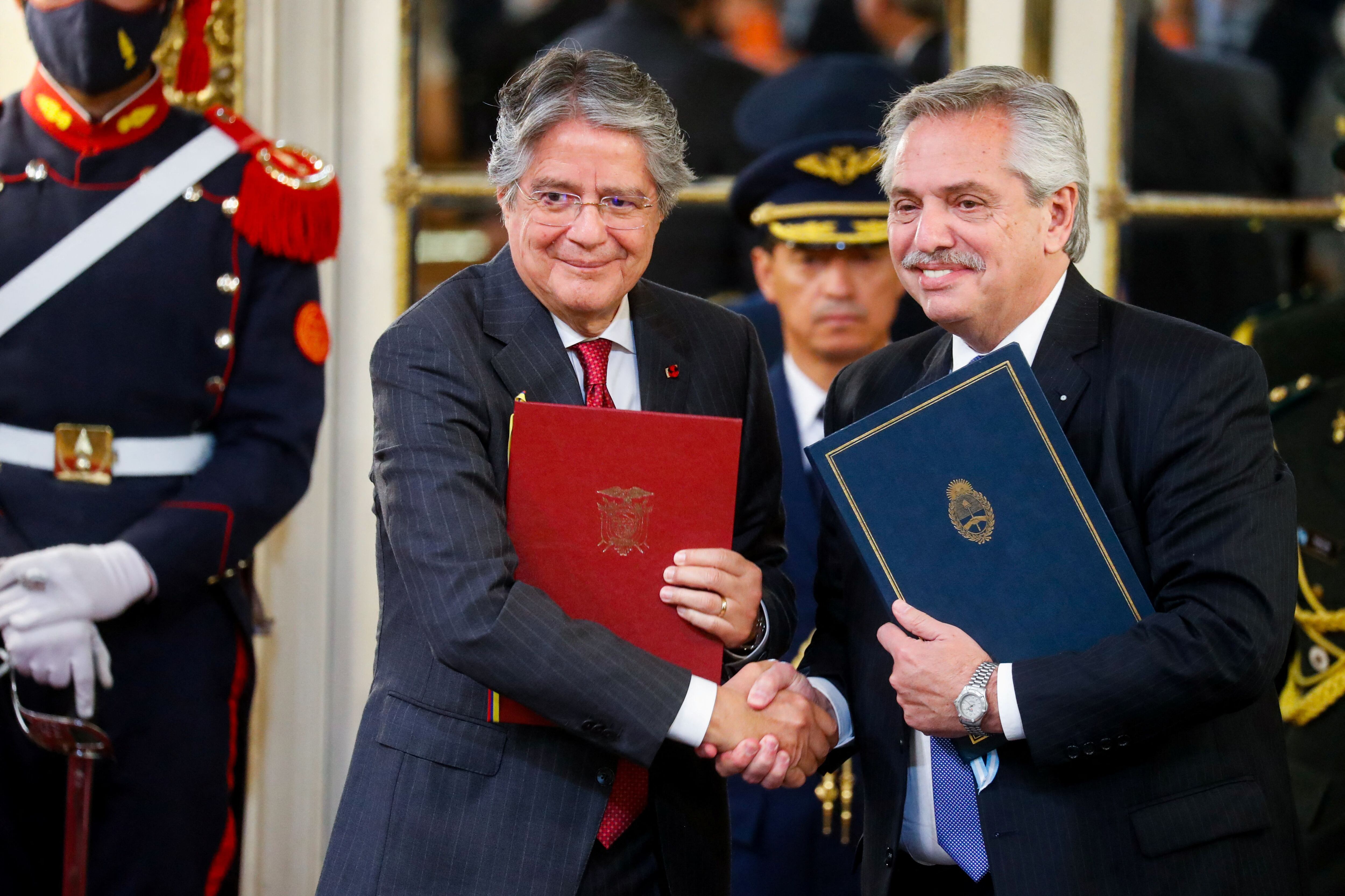Alberto Fernández junto a Guillermo Lasso durante el encuentro oficial en la Casa Rosada en abril de este año (REUTERS)