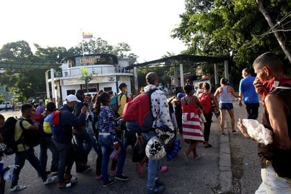 Migrantes venezolanos caminan hacia la frontera con Colombia, en medio del brote de coronavirus, en San Cristóbal, Venezuela, huyendo de la crisis de servicios básicos que vive el país