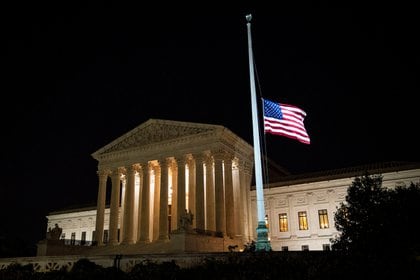 La bandera fuera de la Corte Suprema, a media asta a modo de luto por la muerte de Ruth Bader Ginsburg. Foto: REUTERS/Al Drago