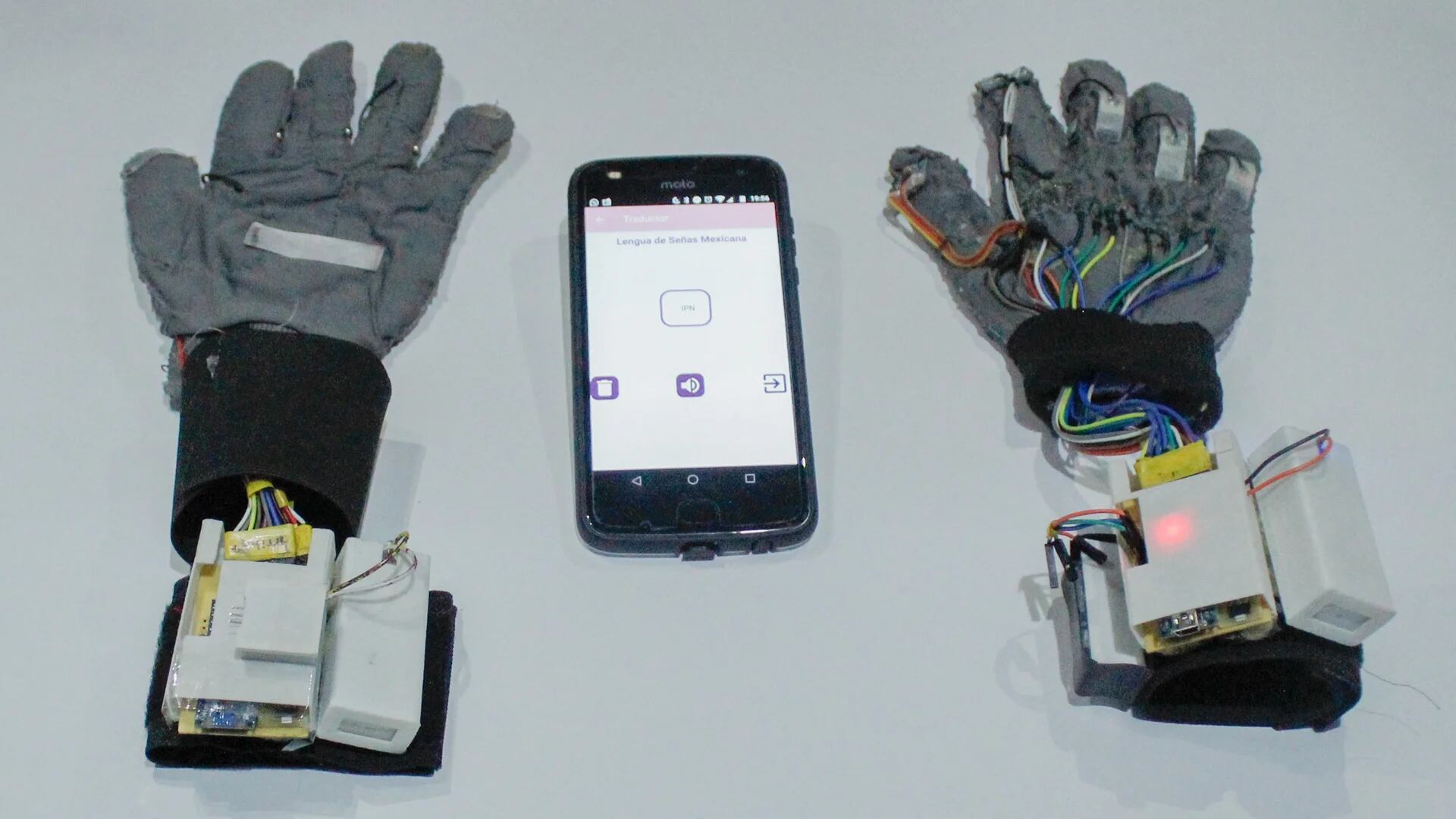 Egresadas del IPN inventaron guantes que traducen lenguaje de señas en un teléfono móvil