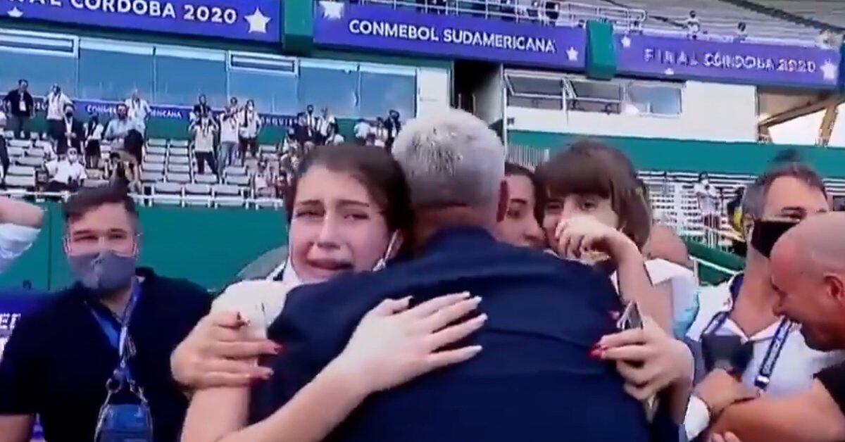 Emocionante: el llanto de HernÃ¡n Crespo y sus hijas en el abrazo familiar tras ganar la Copa Sudamericana