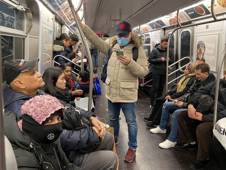 Un hombre con una máscara facial viaja en metro en el distrito de Queens de la ciudad de Nueva York, Estados Unidos, 2 de febrero de 2020. (REUTERS / Nick Zieminski)