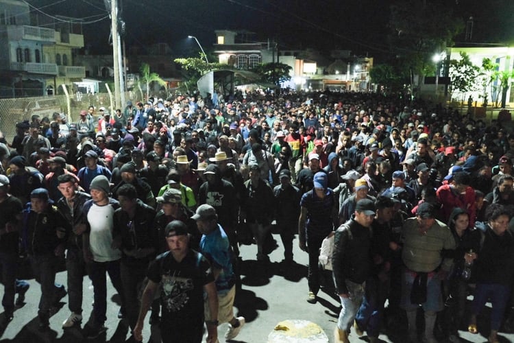  En la madrugada la caravana de migrantes centroamericanos que permanecen varados de lado de Guatemala salieron de los albergues en los que alojaron para concentrarse nuevamente en la estación migratoria con la intención de continuar con su camino hacia Estados Unidos. Los viajeros pidieron a las autoridades mexicanas que les permitan el libre tránsito, y de no hacerlo amagaron con intentar cruzar por la fuerza, apenas el viernes pasado lo intentaron. Elementos de Marina y del INM resguardan las instalaciones ante cualquier eventualidad. (FOTO: ISABEL MATEOS/CUARTOSCURO)