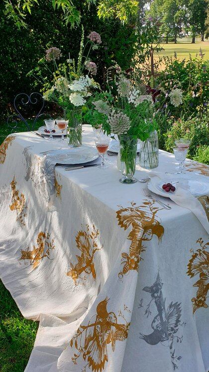 El mantel de la mesa de Majo Firreri es de Charles by Celine y las flores de En raizar