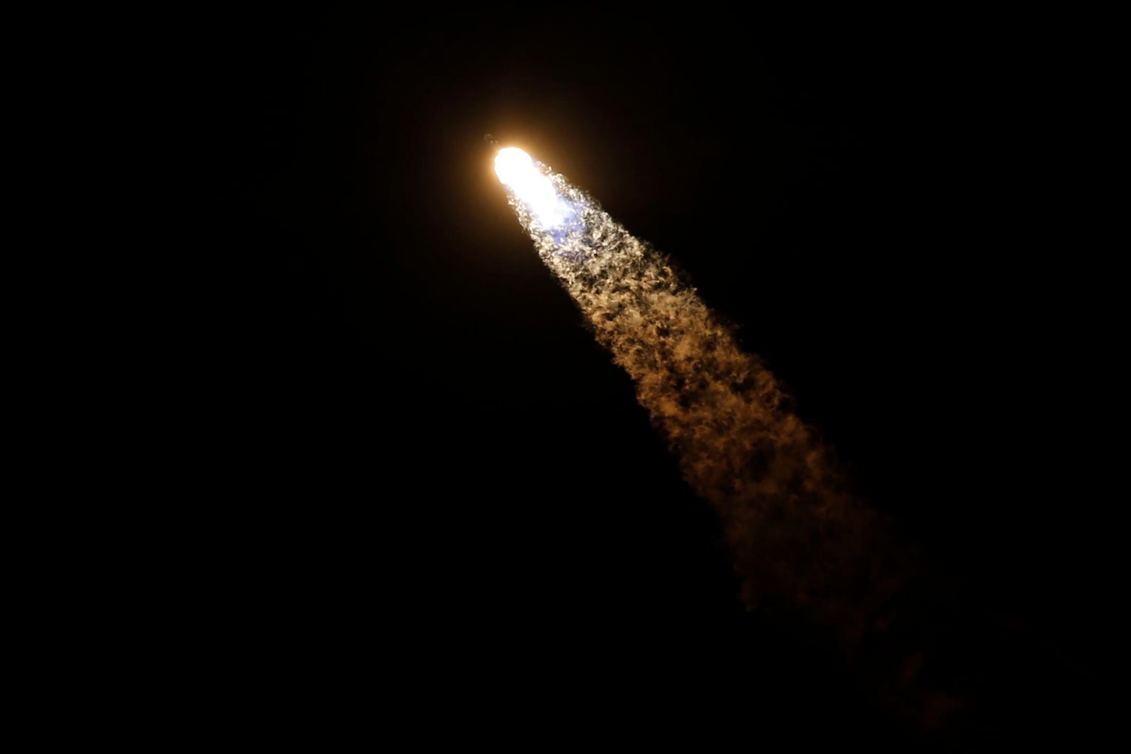 Se lanza un cohete SpaceX Falcon 9, con la cápsula Crew Dragon, que transporta a cuatro astronautas en una misión comercial de la tripulación de la NASA a la Estación Espacial Internacional en el Centro Espacial Kennedy en Cabo Cañaveral, Florida, EEUU, 23 de abril de 2021  (Reuters/ Thom Baur)