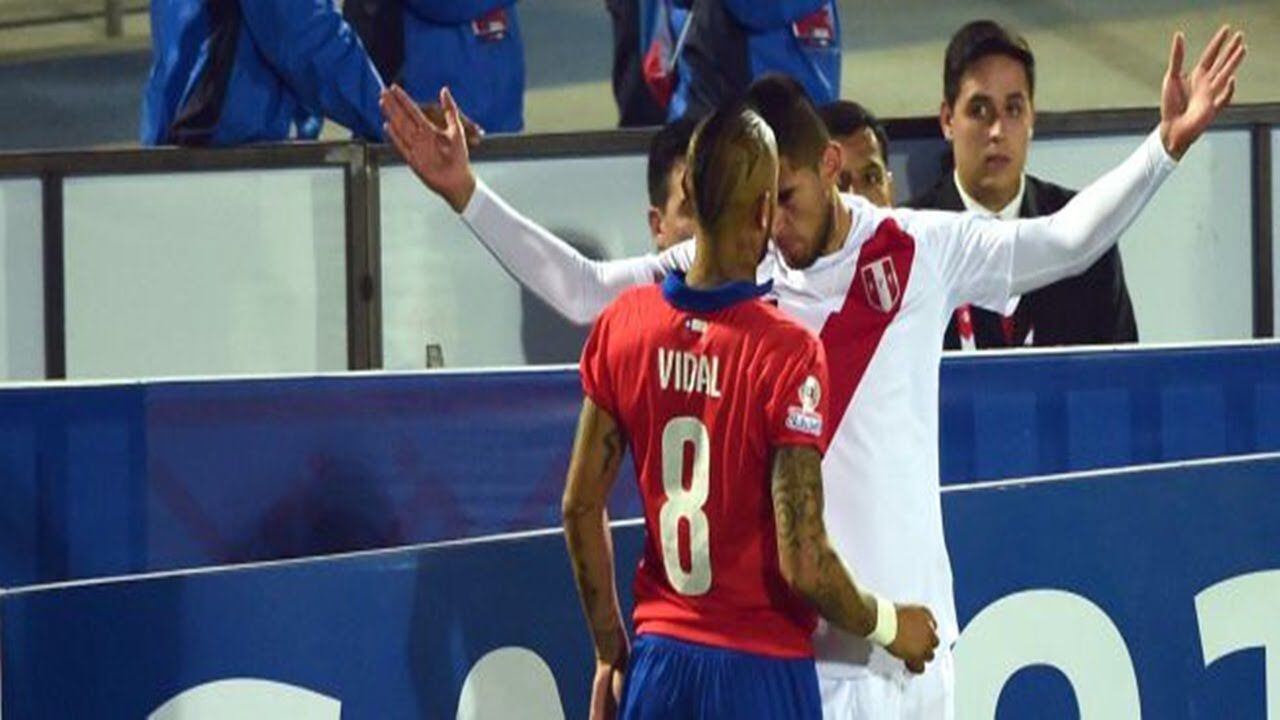 Carlos Zambrano y Arturo Vidal protagonizaron polémica en Perú vs Chile por semifinal de la Copa América 2015.