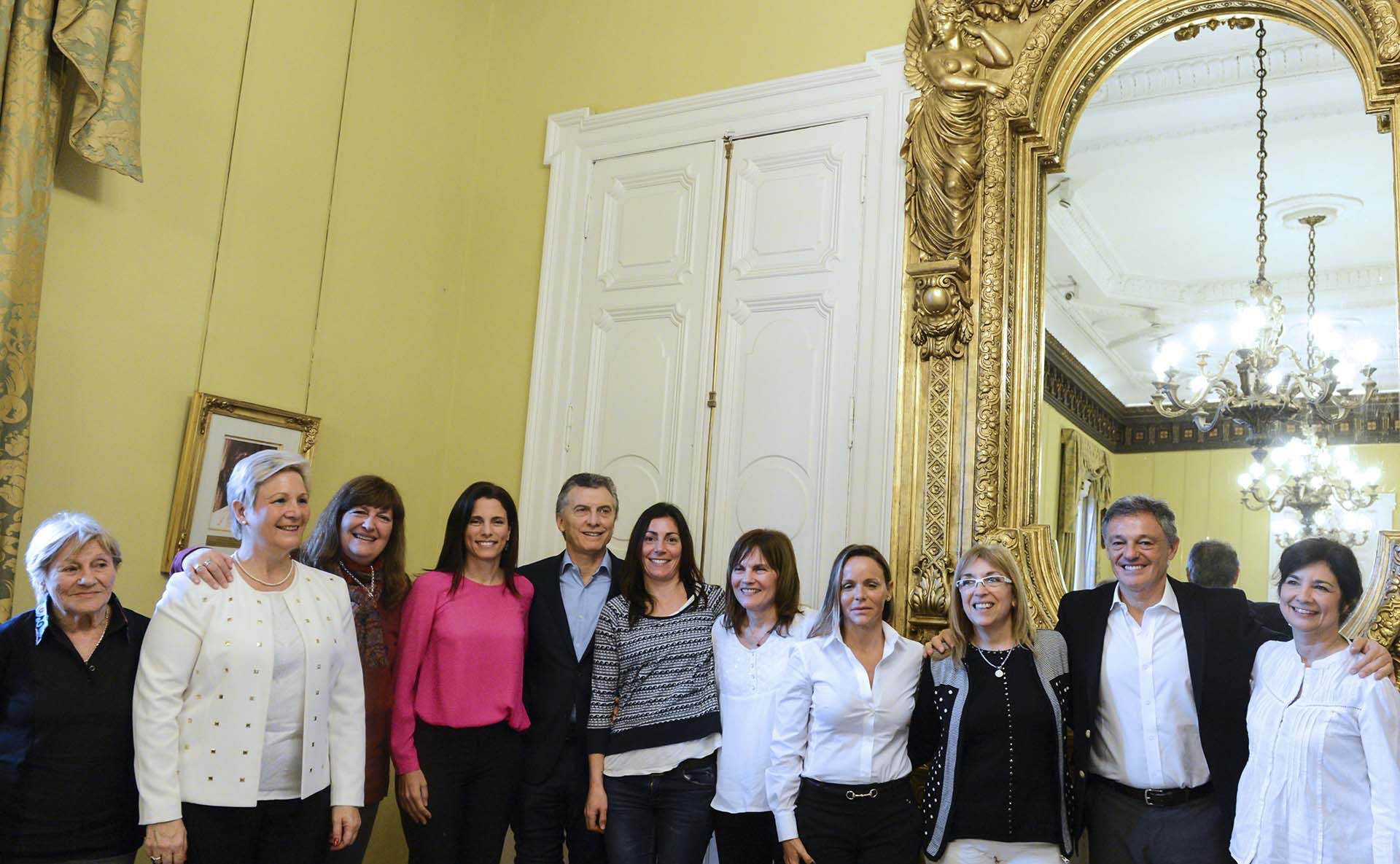 El presidente Mauricio Macri posa con un grupo de mujeres que conducen PyMEs de la provincia de Buenos Aires (Foto: NA)