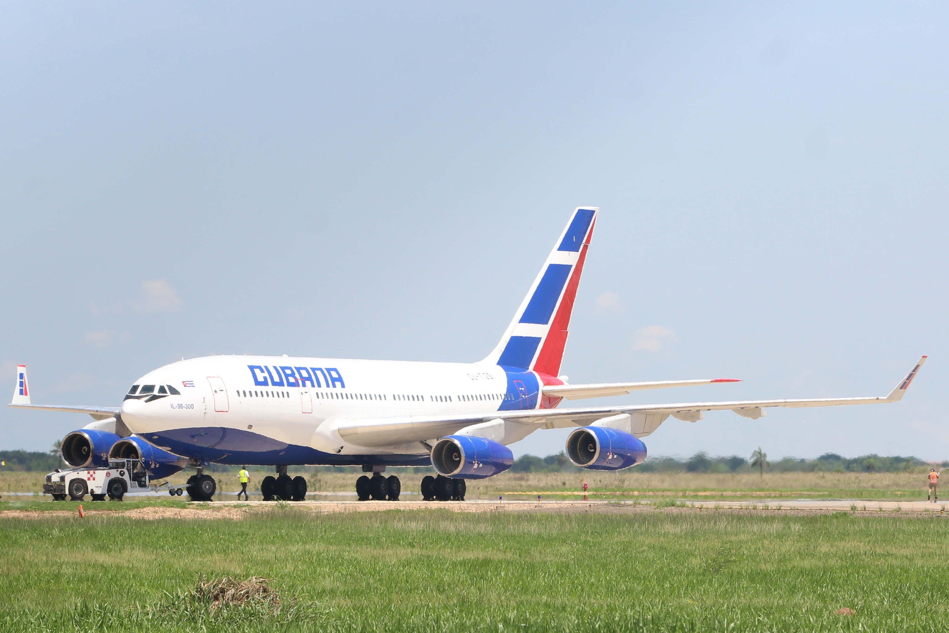 El régimen cubano anunció la suspensión de los vuelos regulares de Cubana de Aviación desde y hacia Argentina (EFE/ARCHIVO)