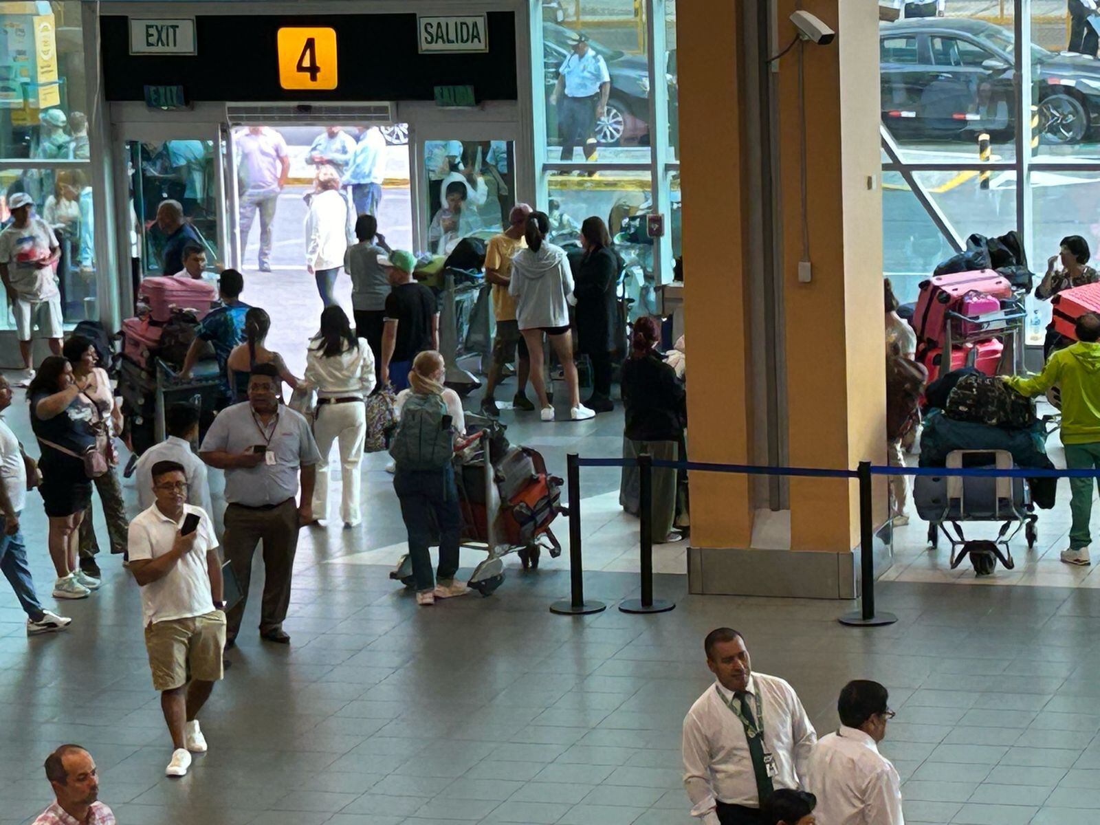 Personas aguardan reprogramación de vuelos en el aeropuerto Jorge Chávez.
