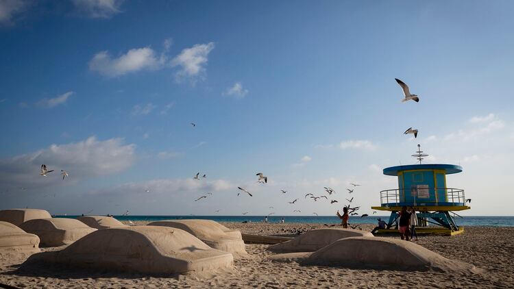 La muestra de Leandro Erlich es un punto clave para las selfies en Miami Beach (Eva Marie UZCATEGUI / AFP) 