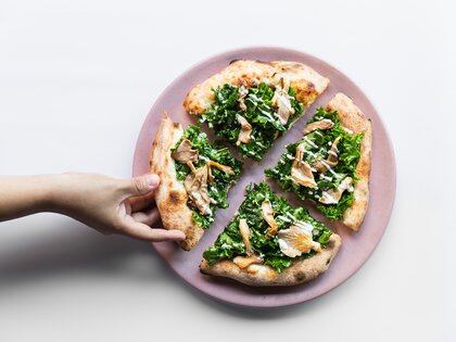 Parece una pizza, es una pizza. Sin embargo, ninguno de sus ingredientes son de origen animal. Foto: Mudrá Plant Based.