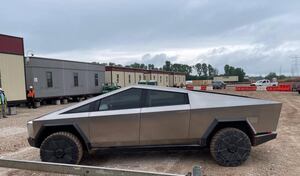 Así llegó Elon Musk manejando un Tesla Cybertruck a la fábrica donde se producirá masivamente el vehículo