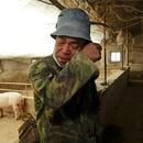 El criador de cerdos Han Yi se limpia las lágrimas mientras habla con Reuters en su granja en una aldea en el condado de Changtu, provincia de Liaoning, China, 17 de enero de 2019 en una imagen de archivo (Reuters)