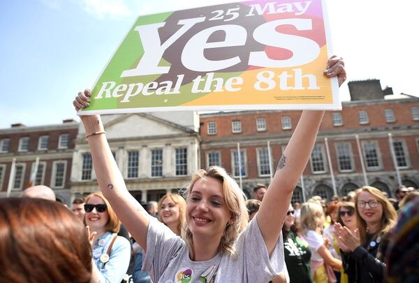 Festejos por la victoria del “sí” en el referéndum histórico que tuvo lugar en Irlanda a fines de mayo (Reuters)