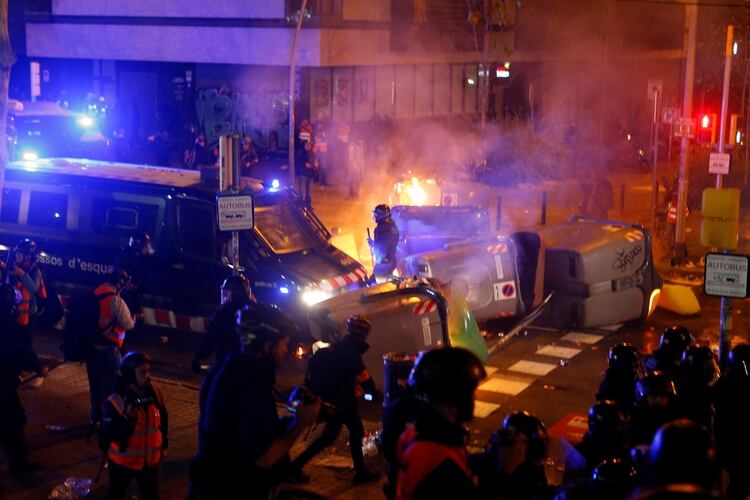 El camión de la policía rompe el bloqueo en uno de los accesos al estadio (REUTERS/Enrique Calvo)